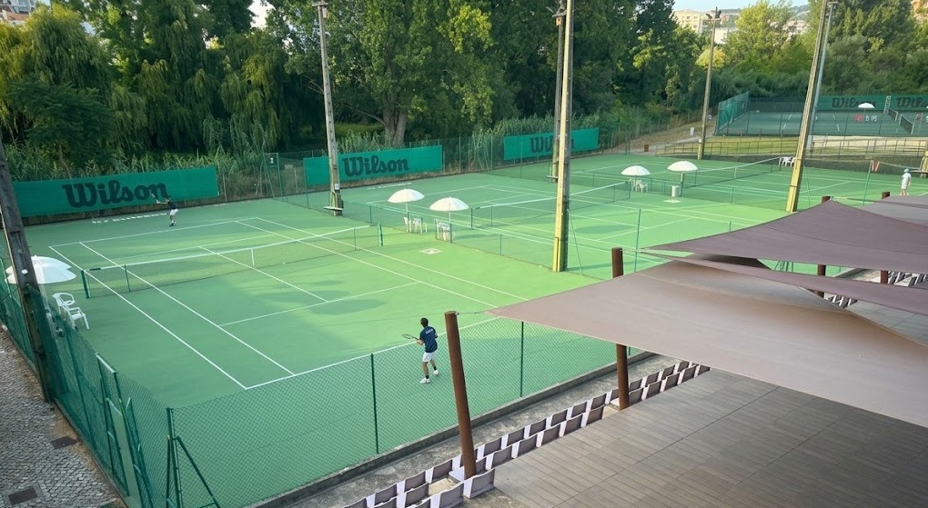 Campos de piso rápido do Clube Ténis de Coimbra vistos da bancada